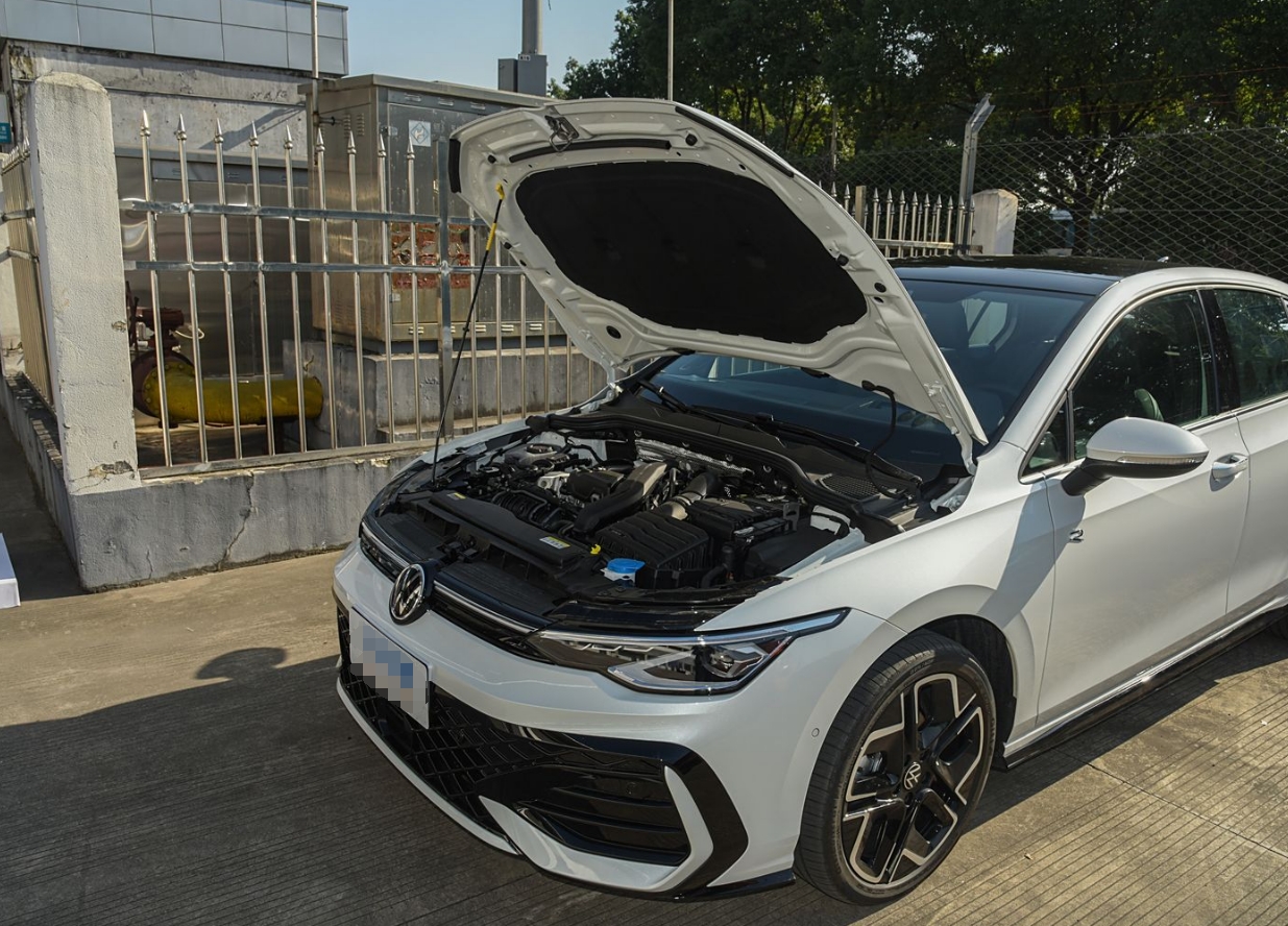 The design of the rear of the car is simple and layered - iNEWS