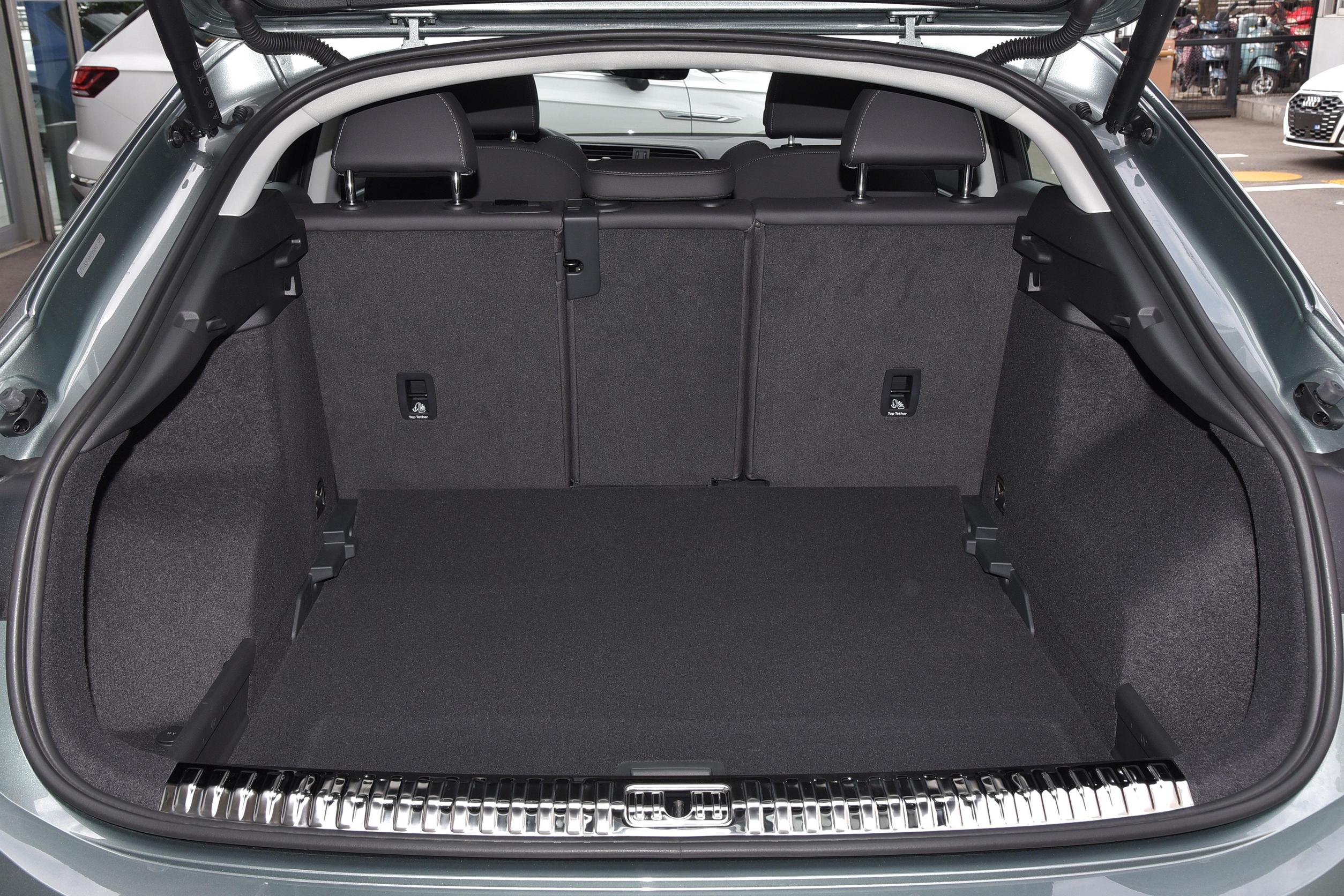 What's the difference between "Audi Q3" and "Q3 Sportback" siblings iNEWS