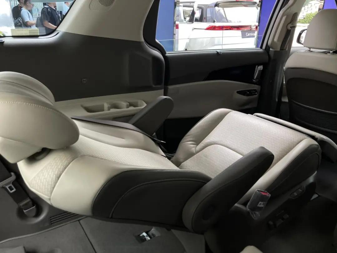 起亚牌移动魔术室：车宽2米、轴距3米，后排能打小麻将