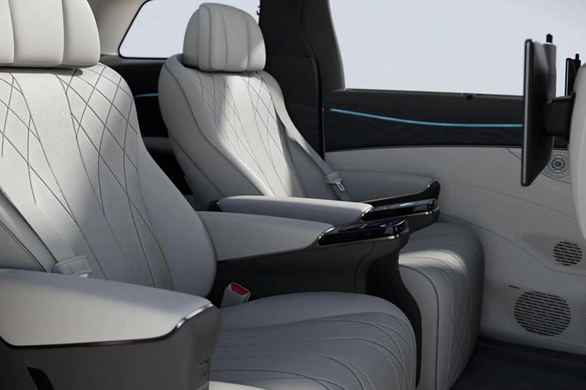 Equipped with panoramic sunroof + rear LCD screen + Dynaudio audio, let