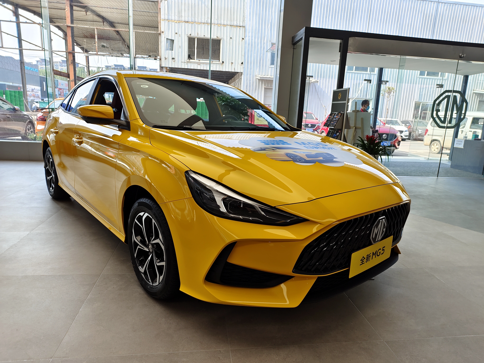 小号撩车:年轻人的第一台潮车 到店实拍名爵5 运动感真的强