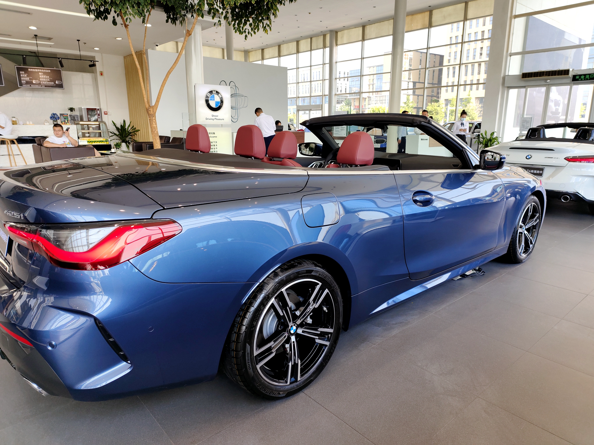 超大鼻孔够激进 实拍全新宝马4系敞篷版 比硬顶贵10万丨小号撩车_独家