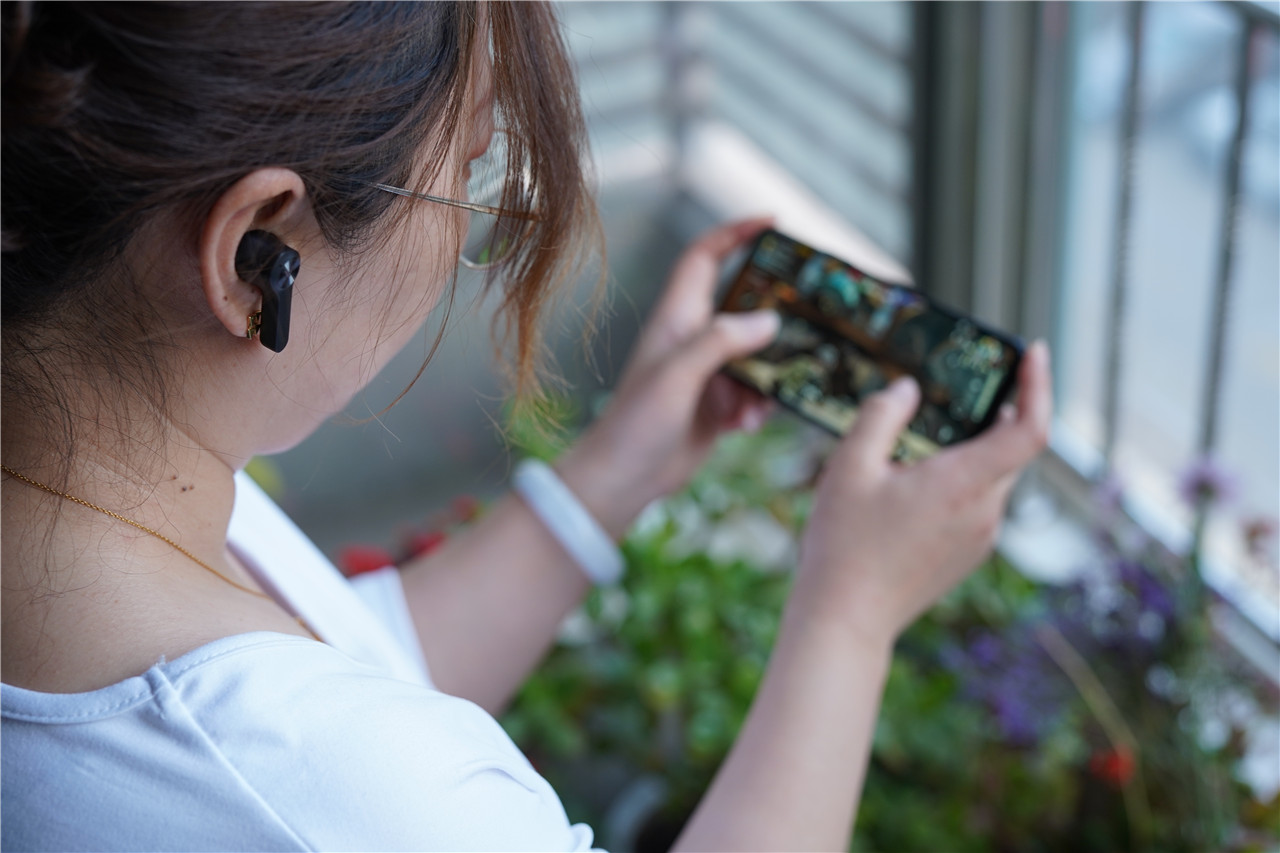 雷柏VM700蓝牙TWS背光游戏耳机光效和游戏更配哟