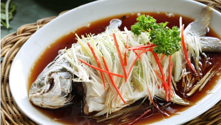 Follow Chef Wang Gang to make steamed fish without going to a restaurant. The taste is fragrant and tender, and the method is simple
