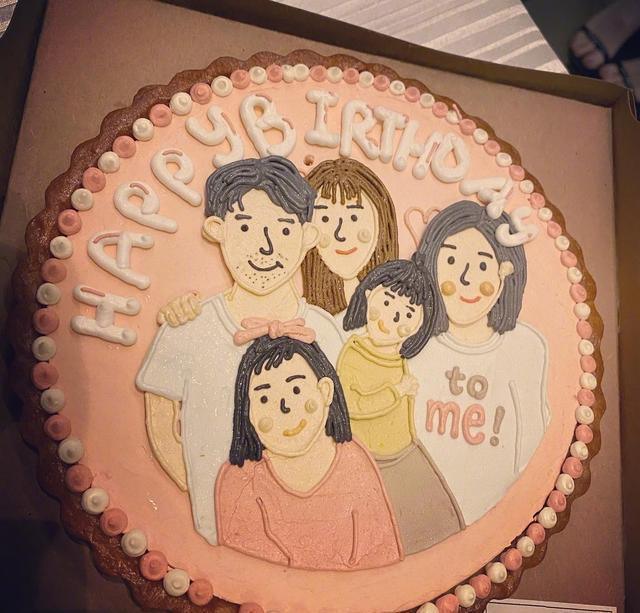 咘咘波妞穿同款，手持賈靜雯自創品牌新品麵條，變代言人古靈精怪