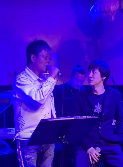 52岁解晓东现身酒吧嗨唱，衣服却显不合身，隐退歌坛后身价过亿