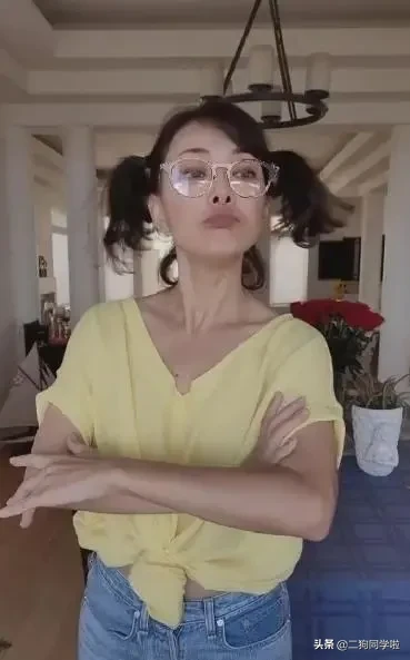 47岁牛莉在家真“奔放”，穿T恤故意打结跳舞，