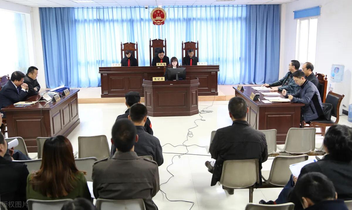 员工厕所抽烟被“逮”，高管：开除，员工打到二审获赔6.6万！