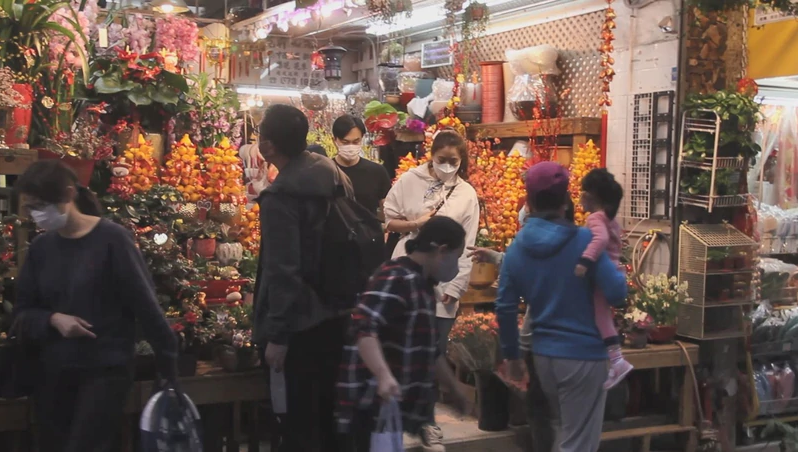 袁詠儀夫婦外出置辦年貨，老婆紮馬尾顯清純，張智霖插兜凹造型