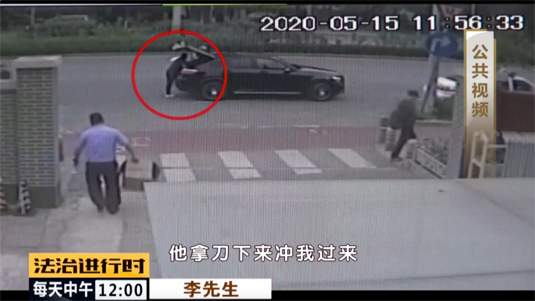路怒！别停！掏刀！扭头一看：公安局