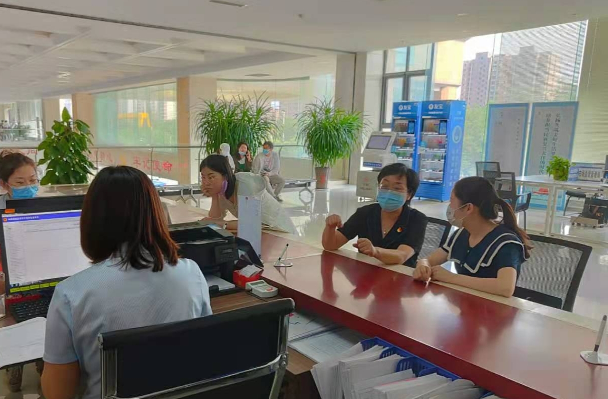 荥阳市市场监管局“一把手走流程”助推审批服务再升级