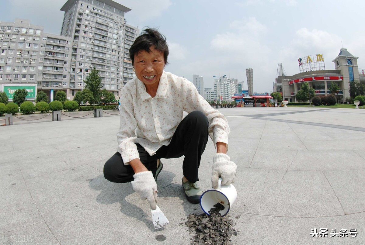 The 56yearold aunt went to travel and met a 27yearold guy, and the