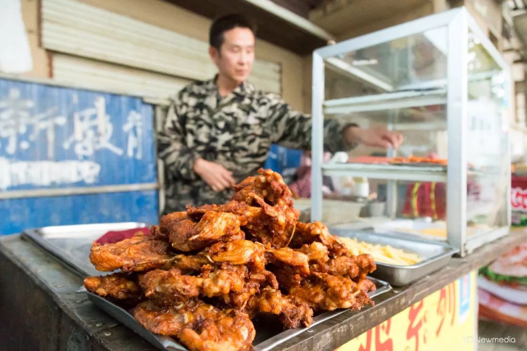 走进深夜的武汉南湖，只想说腐败至极