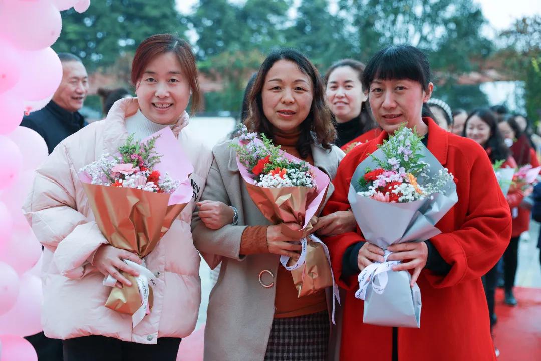 老师，您笑起来真好看——记双流区金桥小学“三八”妇女节活动