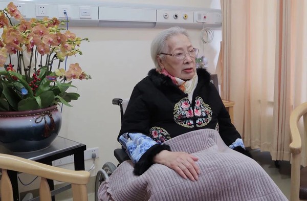 100岁的秦怡，满头白发仍美丽，婚姻家庭不幸，她是如何保养的