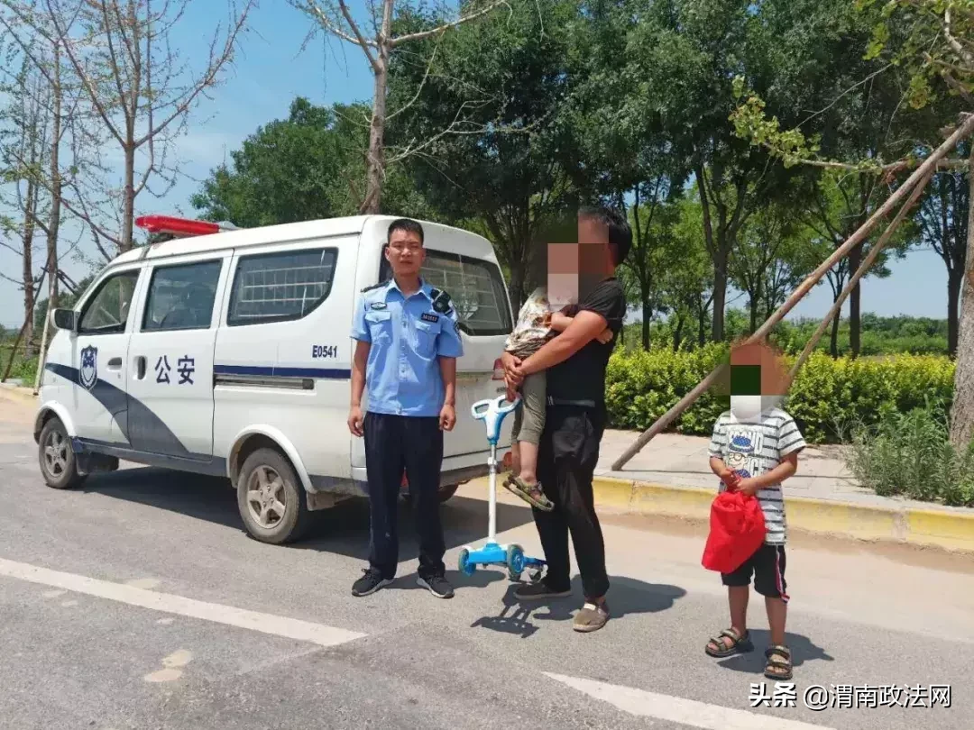 两小孩山路上溜滑板车,合阳民警及时制止保安全