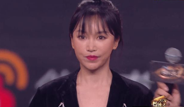李子柒上台领奖曝真实颜值，视频中美如仙女，脱离滤镜后仙气全无