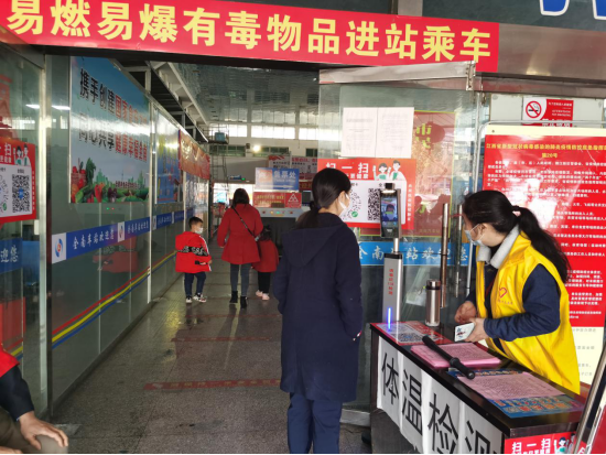 江西省全南县：青年志愿者成为“流动风景线”