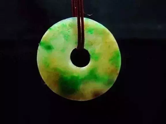 一块4色翡翠能卖300万?翡翠的颜色越多越值钱?千万别被骗了