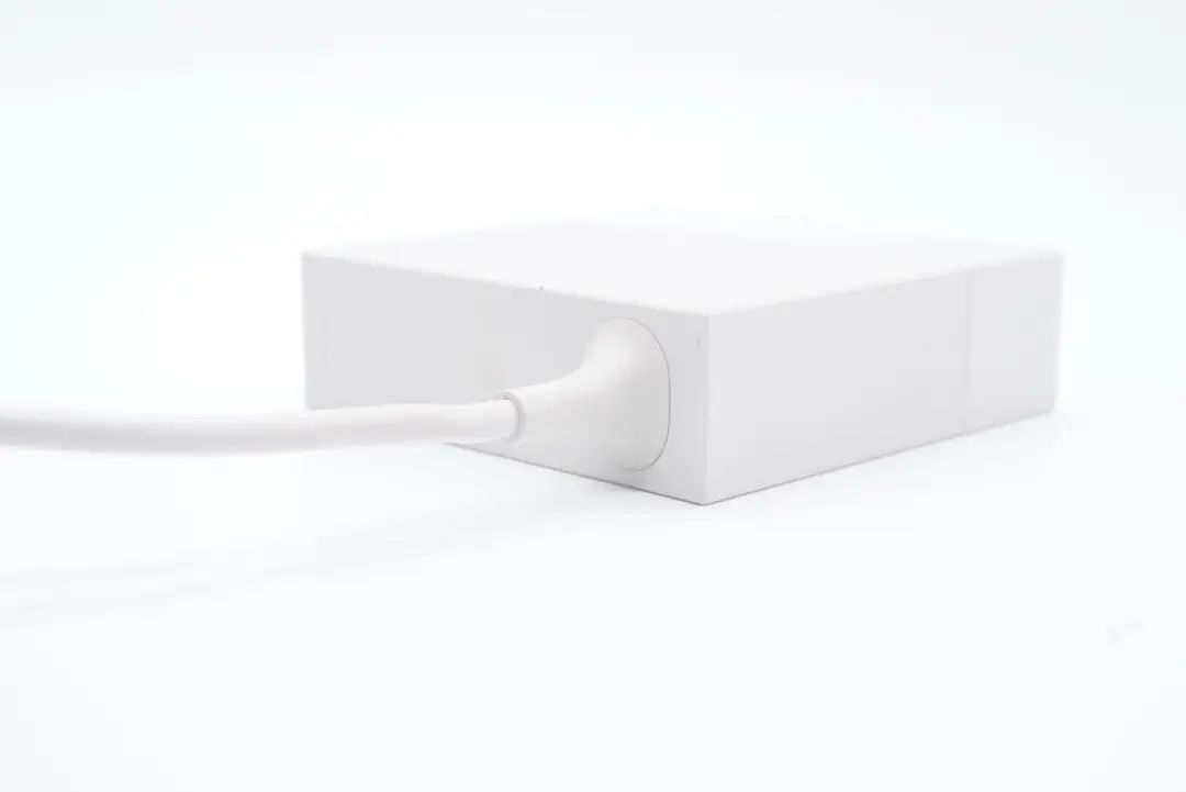 华硕最强游戏本标配300W电源，内置4颗氮化镓，内部结构揭晓