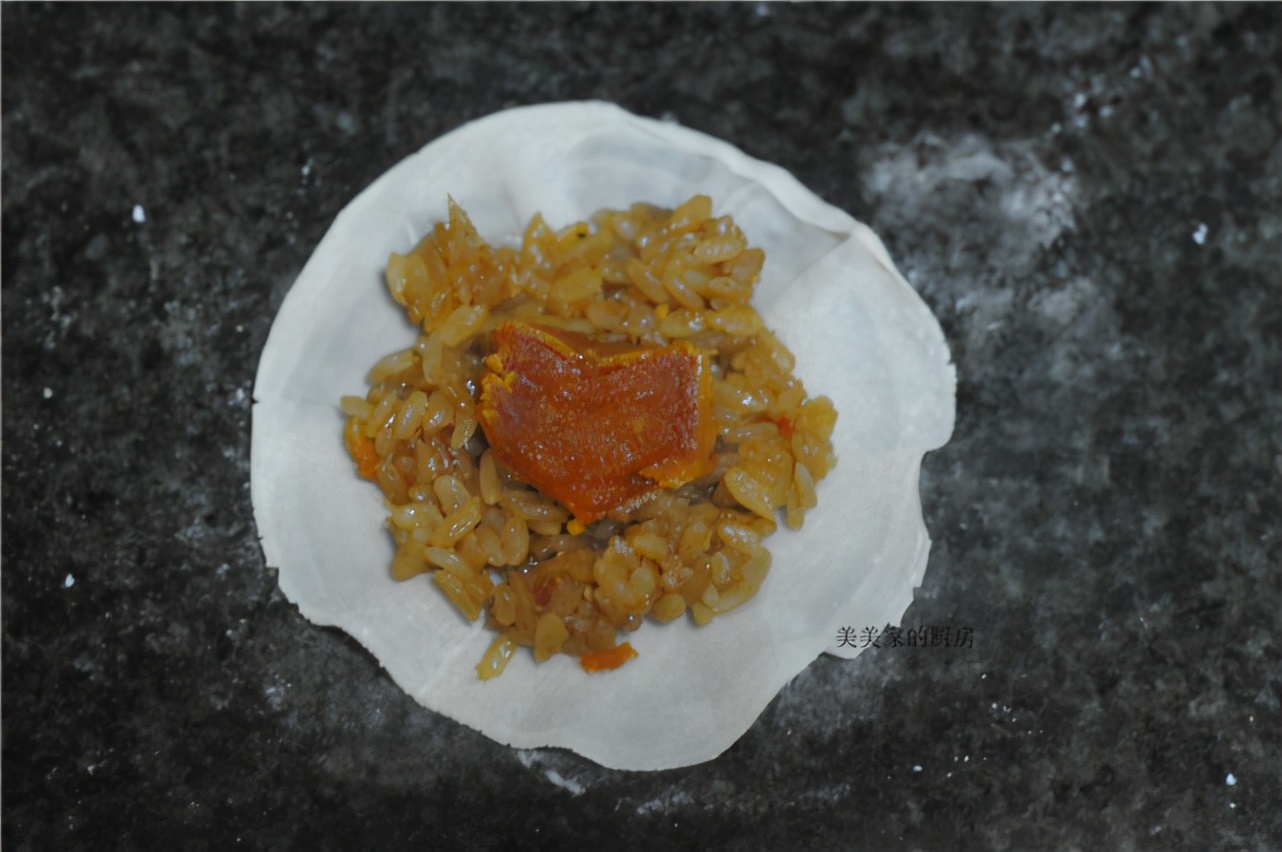 做烧卖时，只懂炒糯米饭可不行，多加1样食材，起沙味香浓