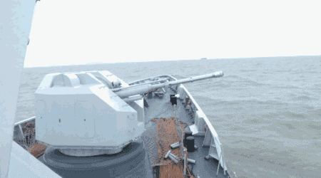 056舰比037艇大三倍，舰员数量少一半，科技进步才能支撑海军发展