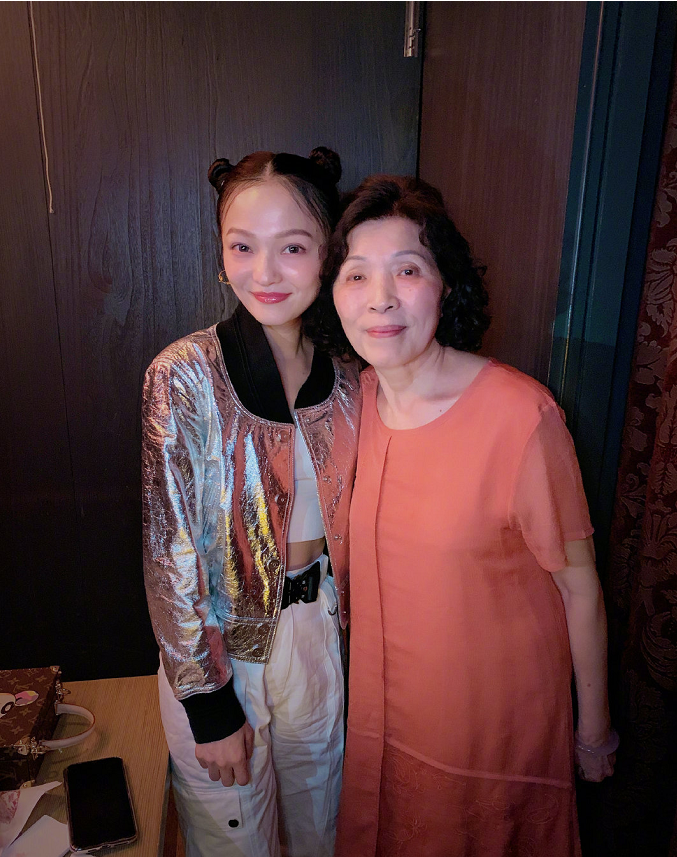 张韶涵的发型是谁做的，这种“婶婶”的发型，