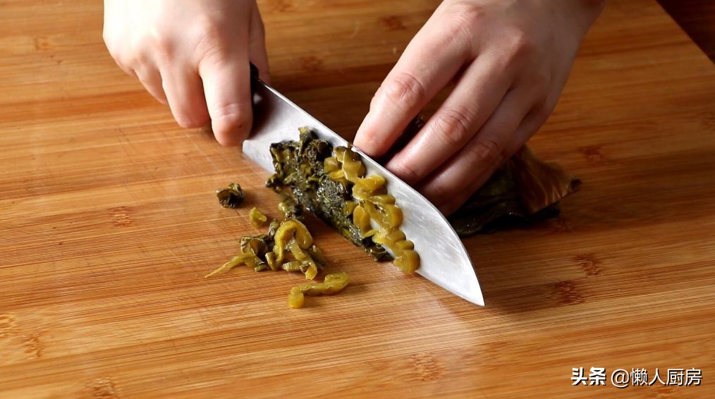 这是鸡爪的新做法，配上一点酸菜，开胃下饭，酥烂脱骨