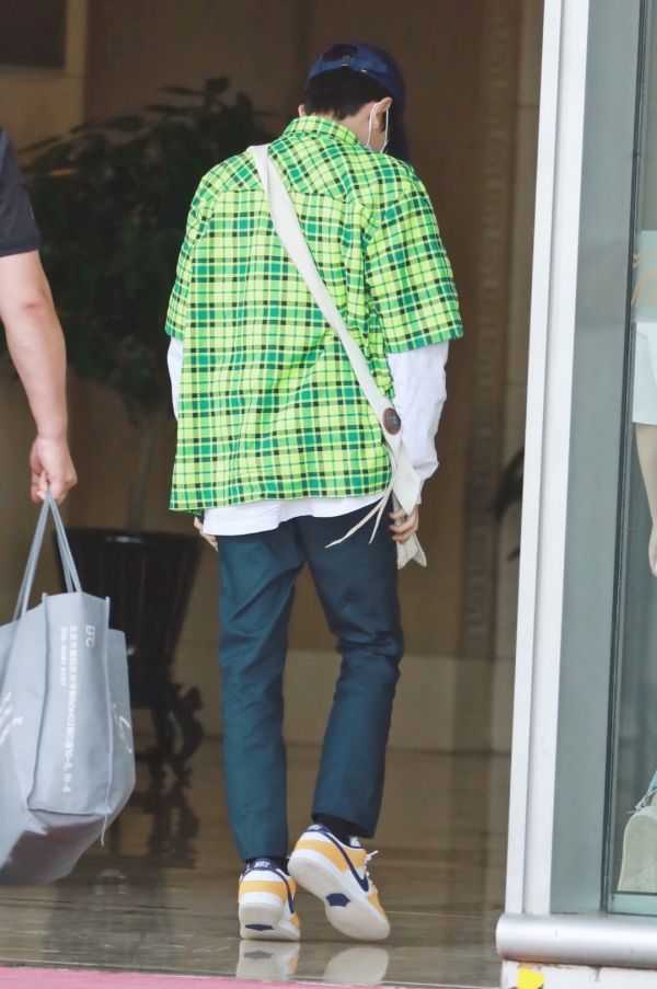 有种“整容”叫王源留学归来，看他穿“墨汁裤”的腿，细到我自闭