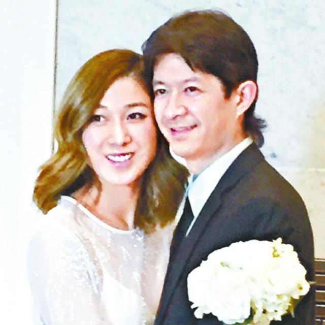 钟嘉欣罕有晒全家福，大13岁丈夫换新发型，夫妻俩终于不像父女