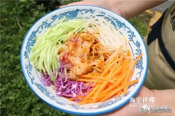 90后美女卖凉皮，配料独特，两月开上宝马，3年