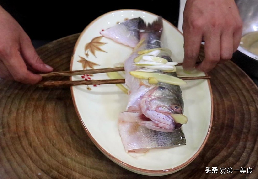 图片[6]-饭店的清蒸鲈鱼为啥好吃又不腥？原来去腥有技巧 厨师长教如何做-起舞食谱网