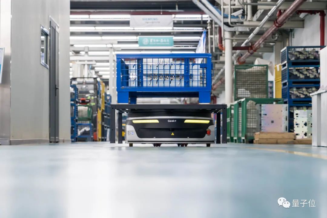 两家外企的长三角仓库，活儿竟全被中国机器人承包了