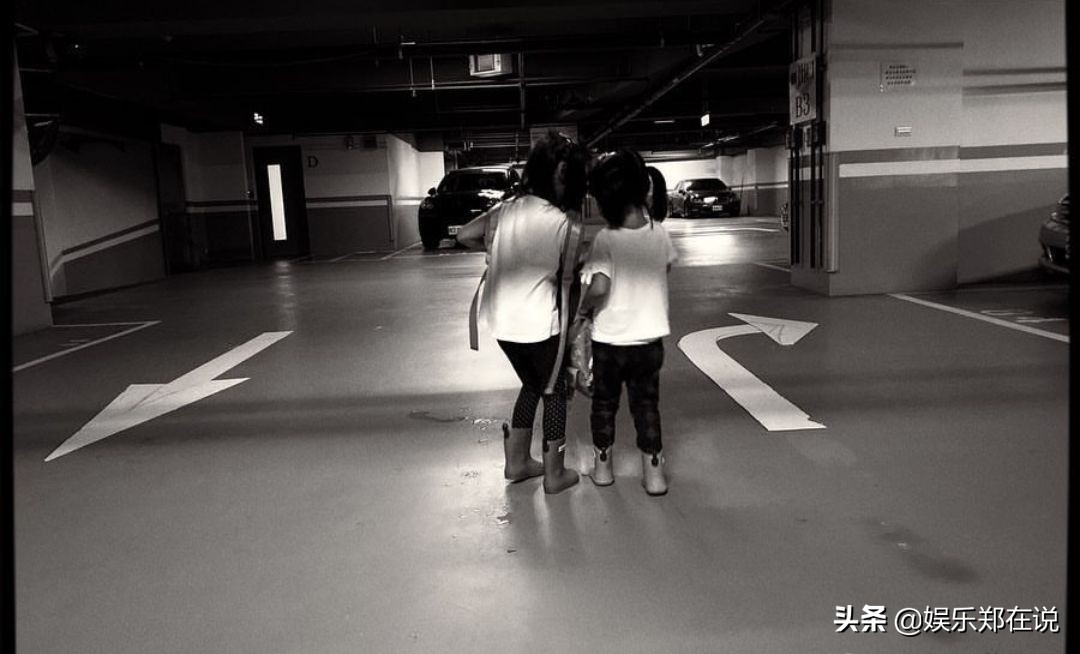 賈靜雯曬女兒近照，咘咘姐姐力爆棚餵妹妹飯，睡醒的波妞太幸福了