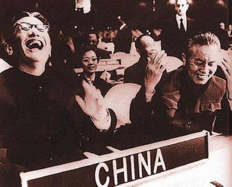 毛泽东：一文能顶两个坦克师，联合国大会上仰天大笑，乔冠华有多强？