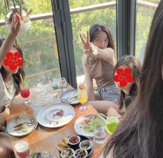 李亚鹏有多宠女儿？亲吻大腿风波后，本尊：女儿脚趾头都是臭香的