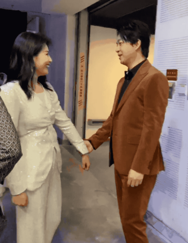 刘涛潘粤明罕见同框，亲昵拉手聊天很开心，曾在机场擦肩而过