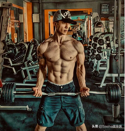 不老男神吴尊同学聚会惊呆众人，都说背薄显年