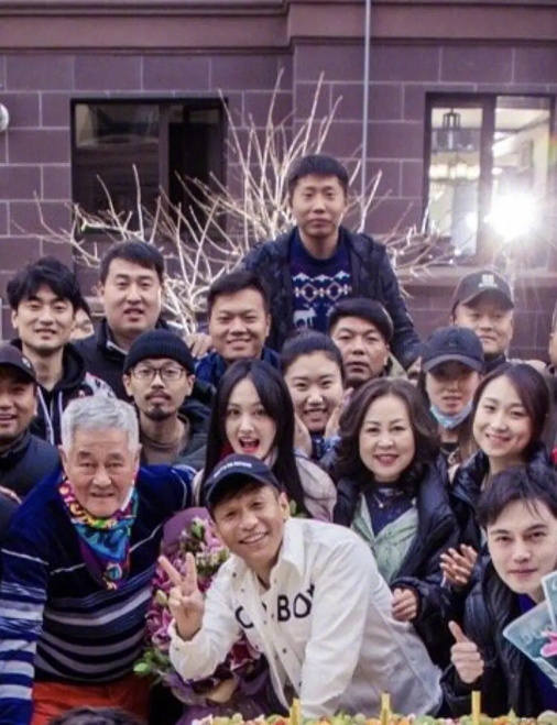 郑爽林更新惊喜加盟《刘老根4》,与本山大叔亲切合影