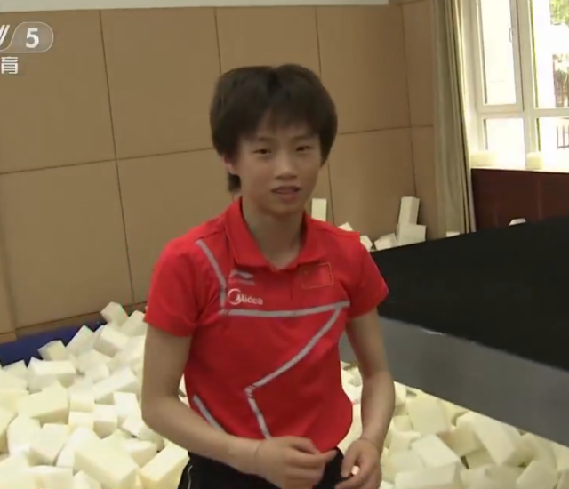 陈芋汐1年长高10厘米！发育+腰伤影响她，记者：2年前她如全红婵