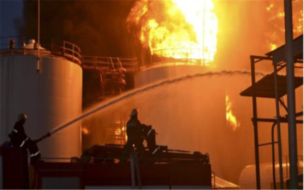 旧金山码头突发火灾，战舰时不时传出爆炸声，