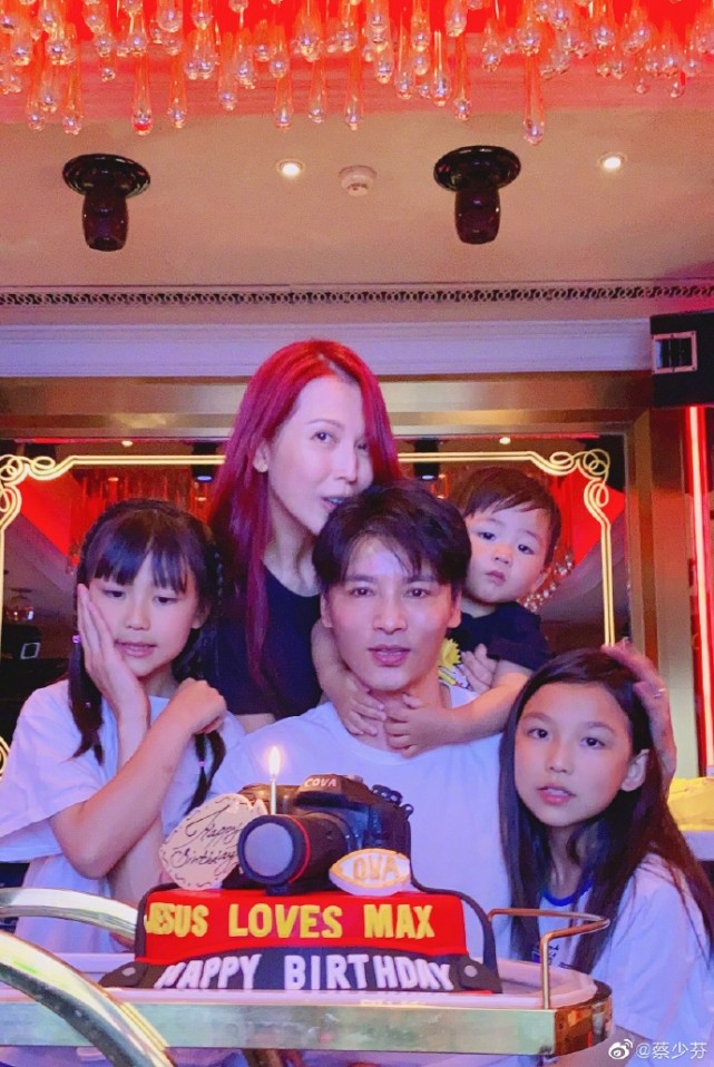 蔡少芬曬全家福高調為張晉慶生，卻因為用錯詞，意外成最大笑話