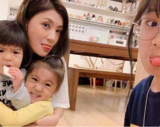 梧桐妹16岁生日，继母出镜与孙志浩亲吻女儿，贾静雯一家缺席