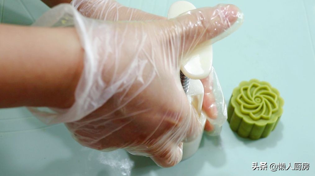 这是不用面粉的月饼，也不要烤，白芸豆的炒制很重要