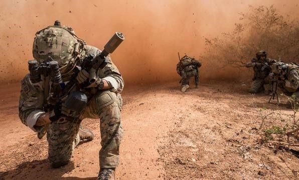 美特种兵逼近委边境，军舰驶入西太敏感区域，美搅局为啥突然升级