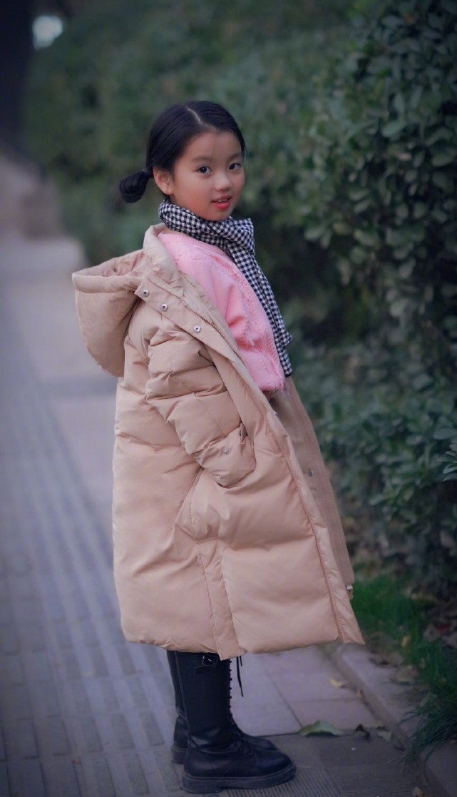 阿拉蕾近照，小胖妞出落成大姑娘了，长高变美越来越有明星范儿了