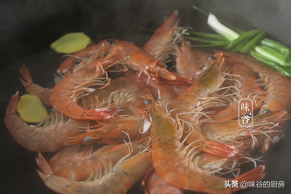 水煮蝦時，冷水還是熱水下鍋？ 總有人弄錯，難怪蝦肉發柴不鮮嫩