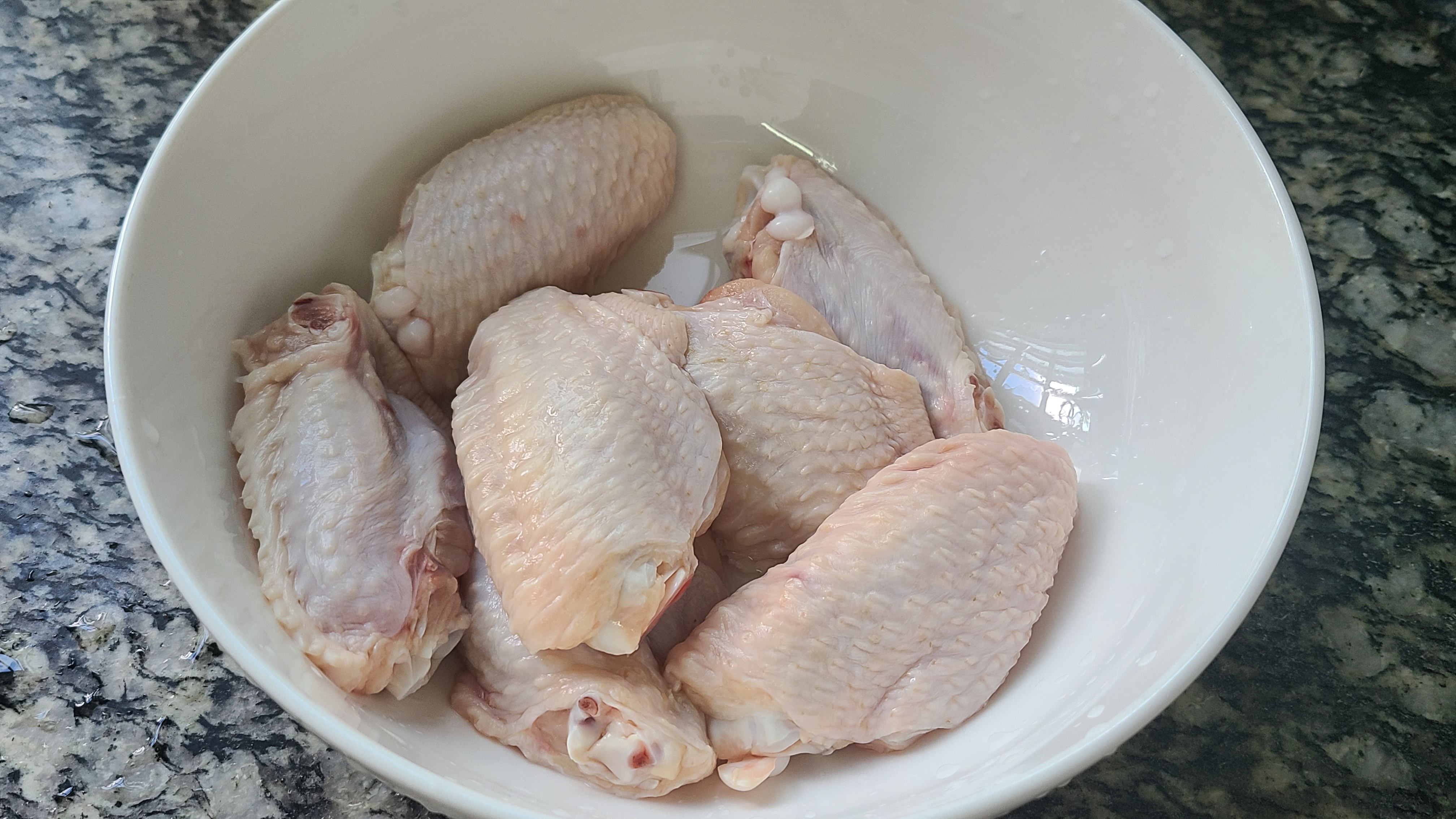 焗鸡翅，广东人这样做鸡翅很好吃，不用水也能做，太香了