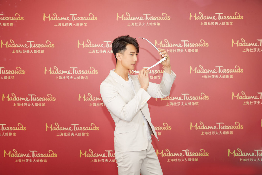 吳尊入駐蠟像館，成館內首尊仿生臂肌蠟像，和自己掰手腕一較高下