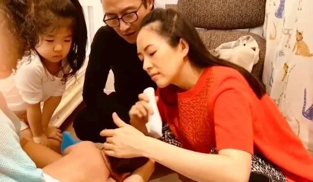 章子怡汪峰儿子正面首曝光，胖嘟嘟非常可爱，